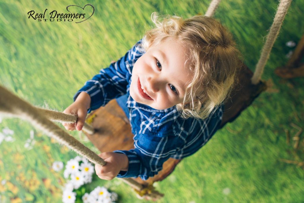 Servizio Fotografico Bambini - altalena da su boy