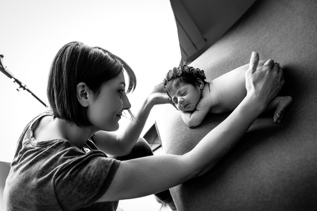 Anna Lisa Di Vaio con un neonato foto in bianco e nero