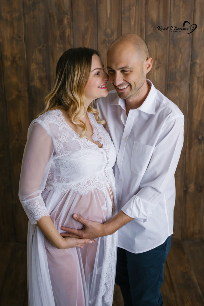 Cosa fare quando nasce un bambino: foto mamma e papà abbracciano pancione