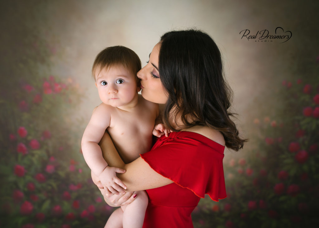 Cosa fare quando nasce un bambino: foto mamma da un bacio al suo bebè