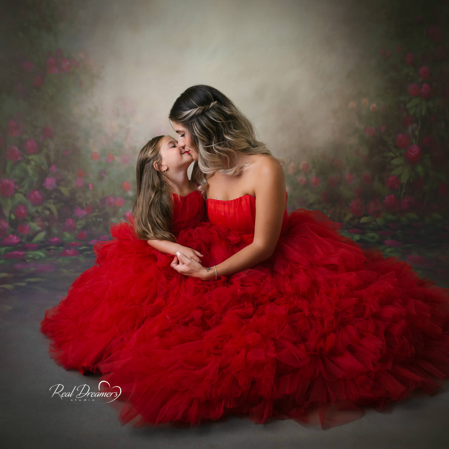 Real Dreamers Studio - Mamma e figlia con abiti rossi