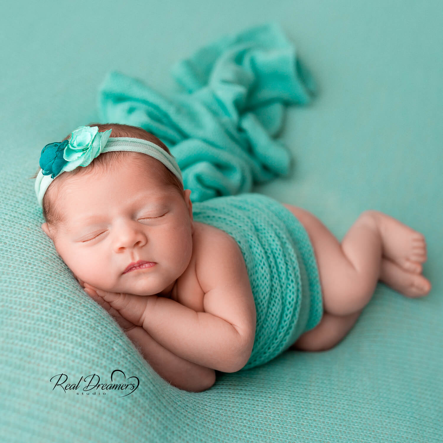 Fotografa bambini Real dreamers studio - Neonato su sfondo tiffany