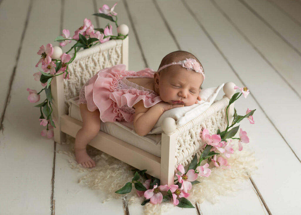 Real-Dreamers-Studio-fotografia-newborn-neonata-lettino-fiori