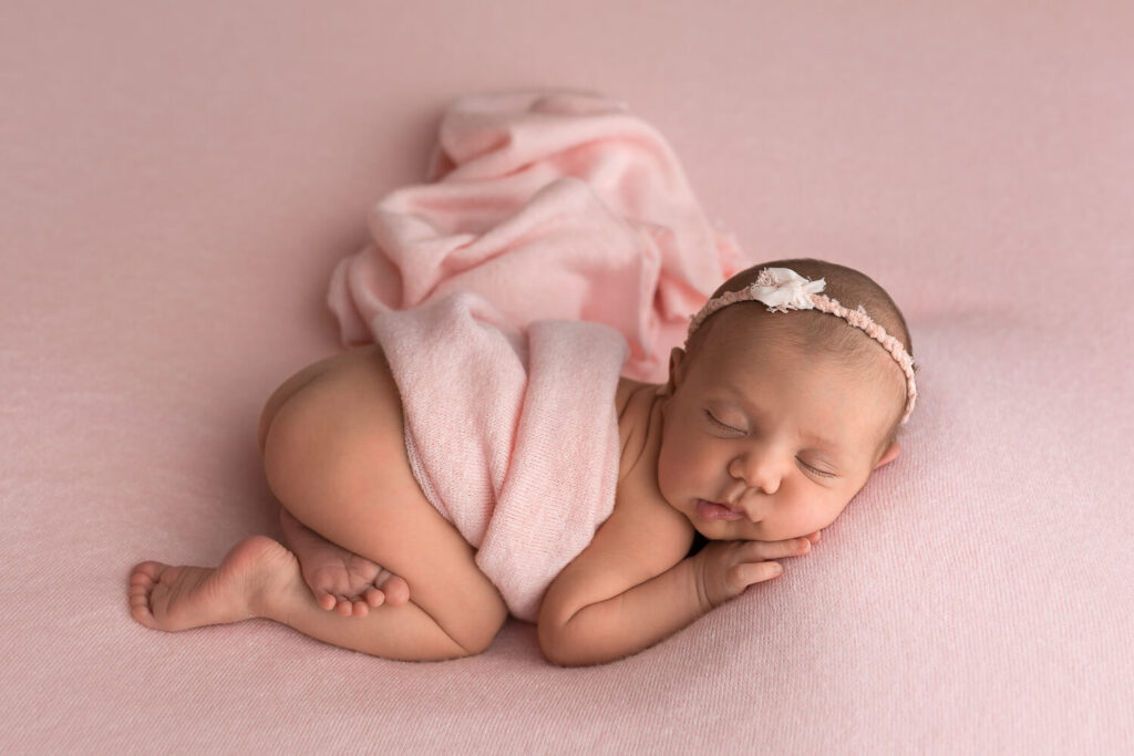 Real-Dreamers-Studio-servizio-fotografico-neonati-bum-up-pose-newborn