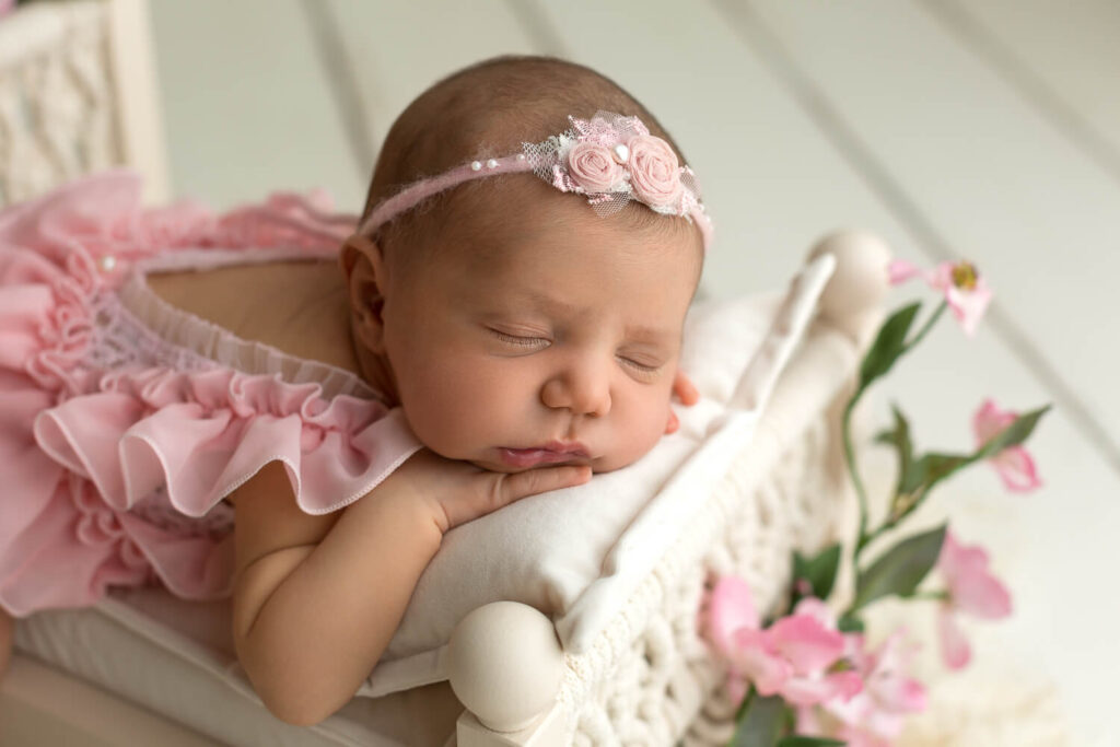 Real-Dreamers-Studio-servizio-fotografico-newborn-neonata-lettino-fiori